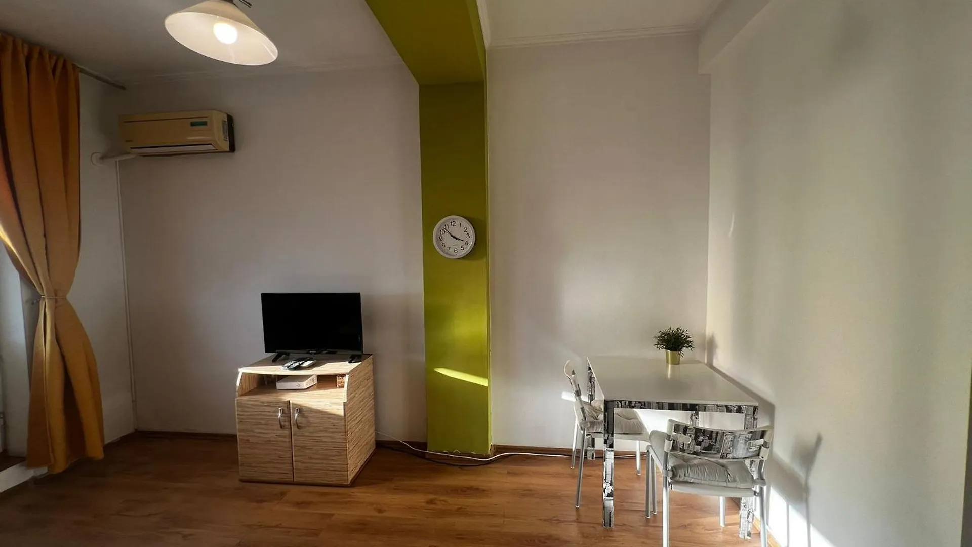 Lazynest - Central Studio With Balcony On Magheru Bucharest Romania